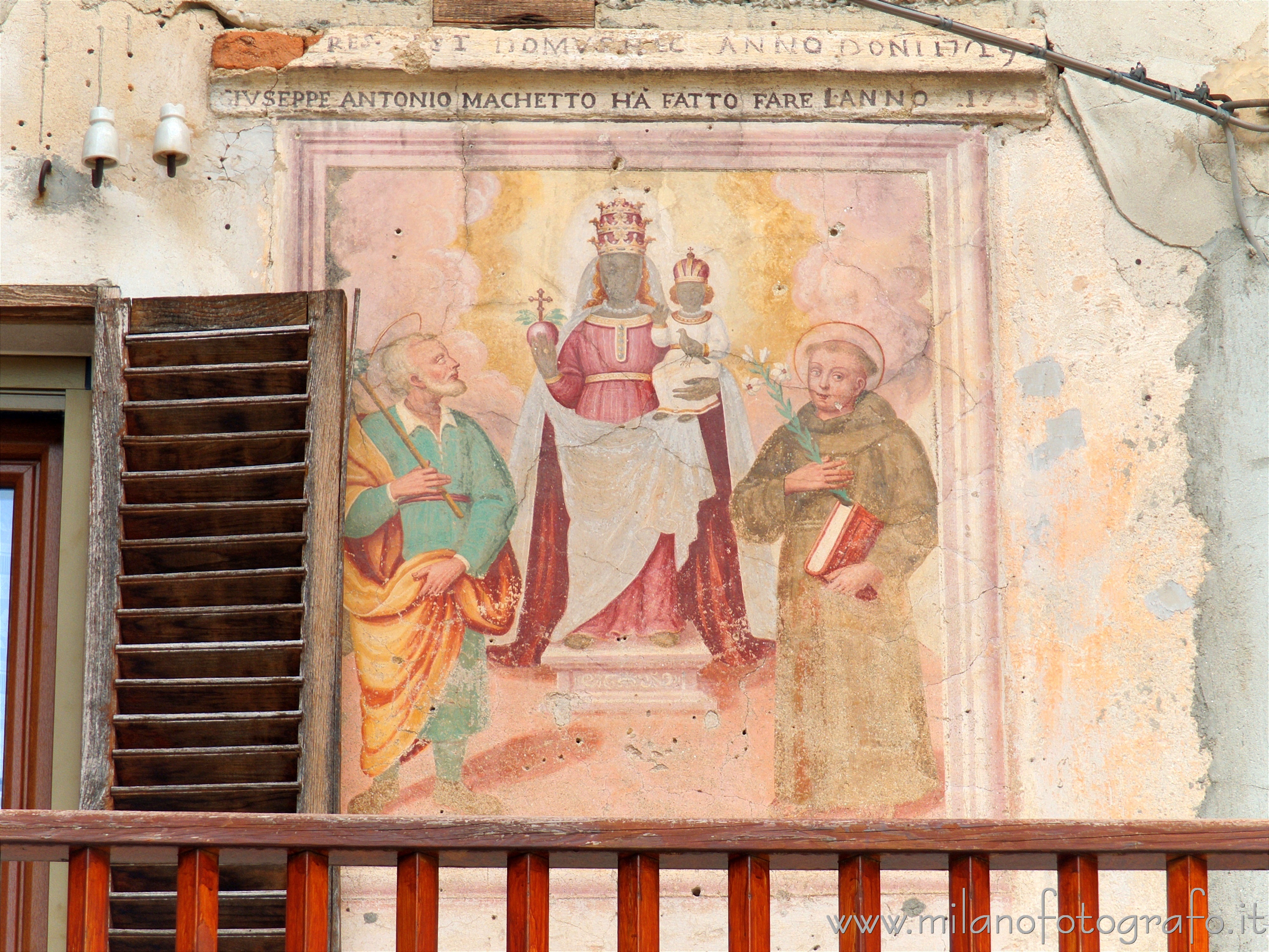 Campiglia Cervo (Biella) - Affresco della Madonna di Oropa sul muro di una casa della frazione Quittengo